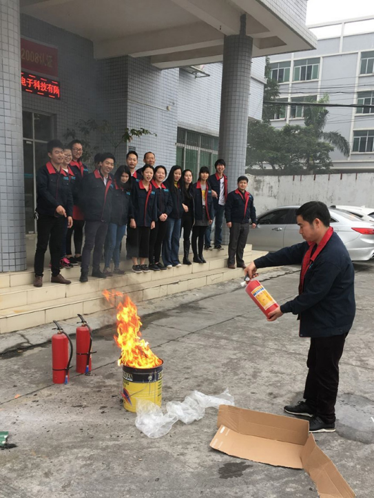 正航仪器生产部门小伙伴积极学习参与使用灭火器