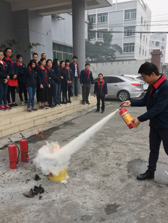 正航仪器网络部小伙伴练习使用灭火器